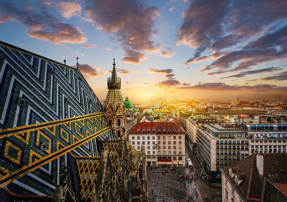Blick auf das Dach des Stephansdoms und Wien.