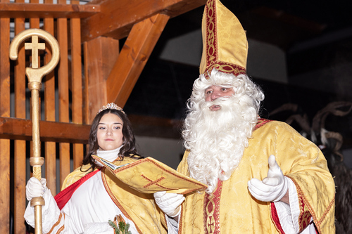 Nikolausdarsteller mit einem Engel. Brauchtum in Österreich. 